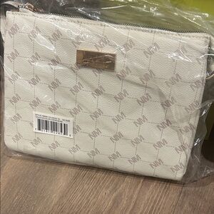 NWT Nicole Miller crème crossbody